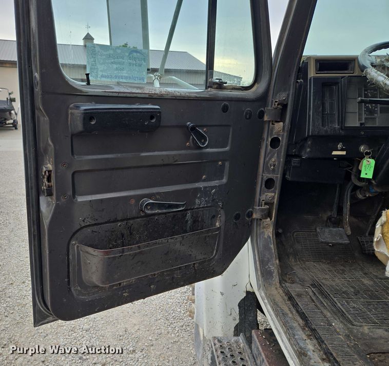 image for item EF1561 1993 International 4700 dump truck