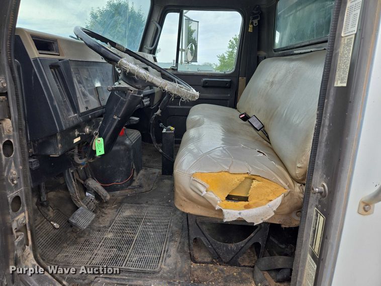 image for item EF1561 1993 International 4700 dump truck