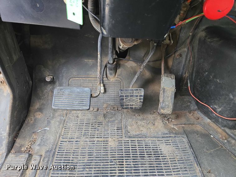 image for item EF1561 1993 International 4700 dump truck