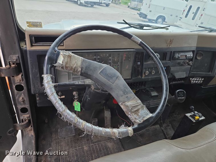 image for item EF1561 1993 International 4700 dump truck