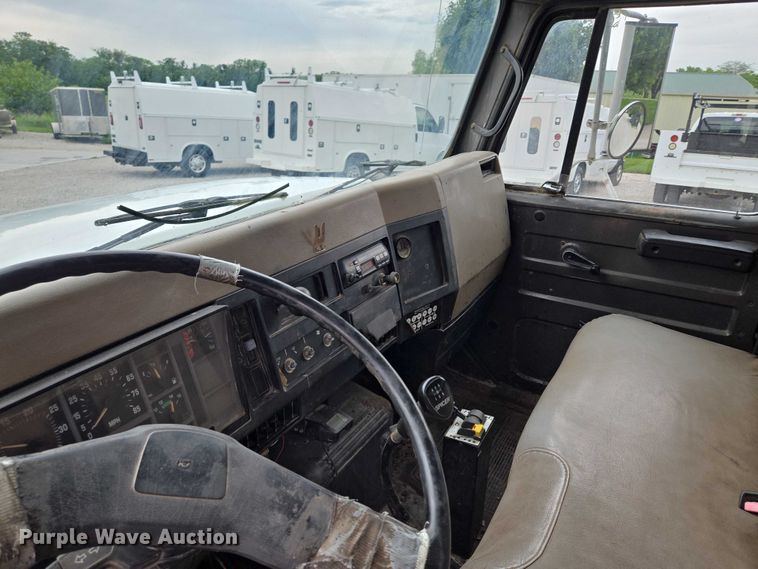 image for item EF1561 1993 International 4700 dump truck