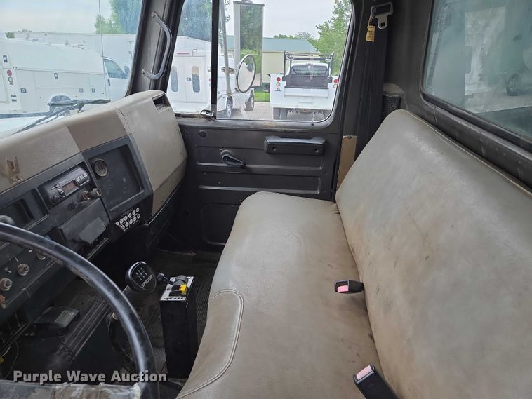 image for item EF1561 1993 International 4700 dump truck