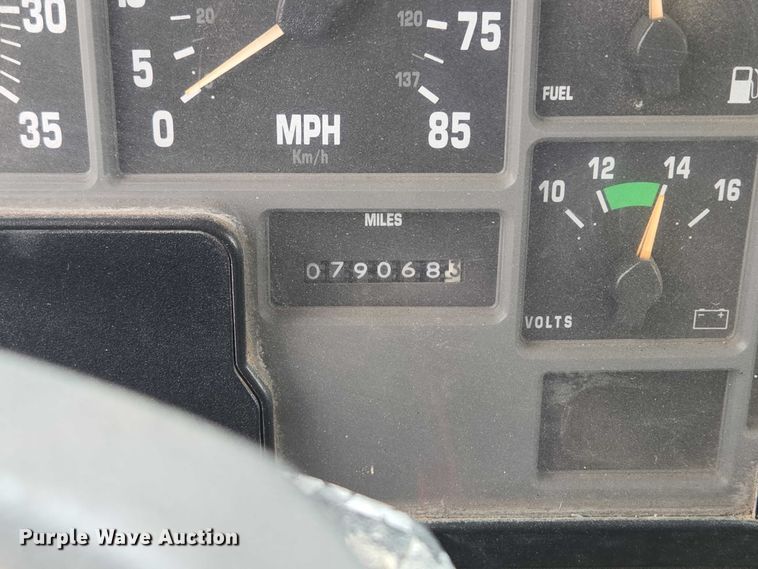 image for item EF1561 1993 International 4700 dump truck