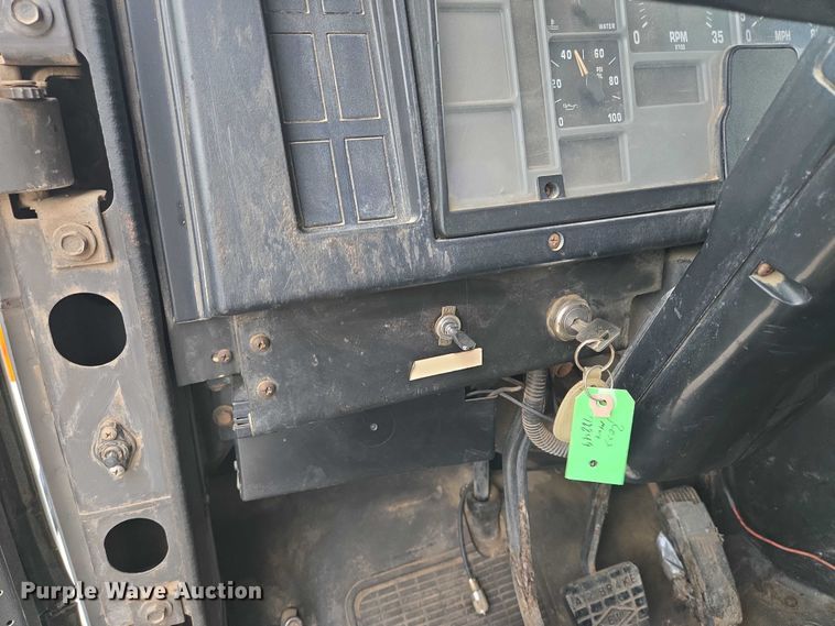 image for item EF1561 1993 International 4700 dump truck