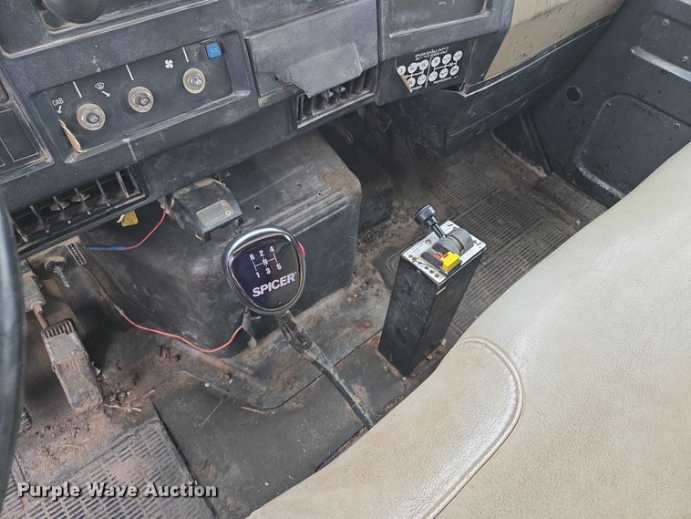 image for item EF1561 1993 International 4700 dump truck