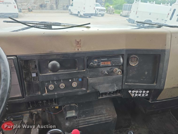 image for item EF1561 1993 International 4700 dump truck