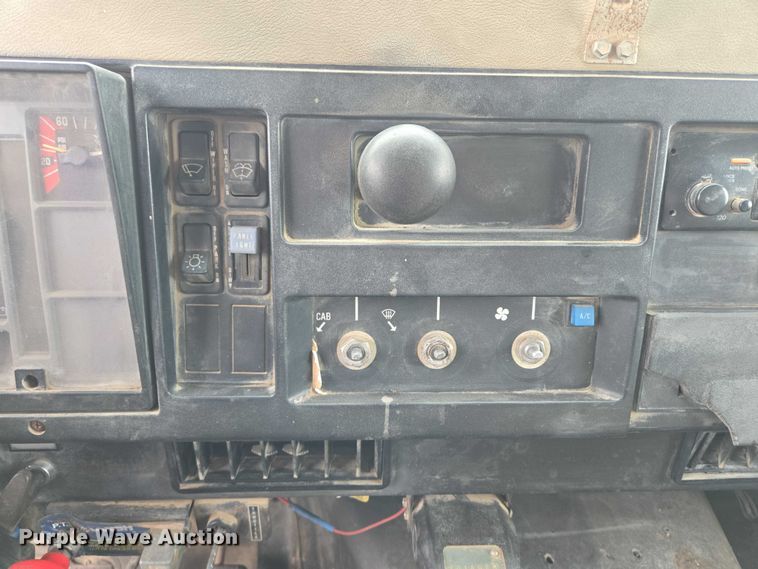 image for item EF1561 1993 International 4700 dump truck