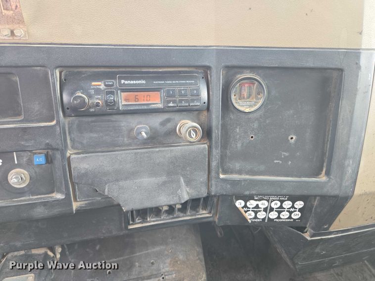 image for item EF1561 1993 International 4700 dump truck