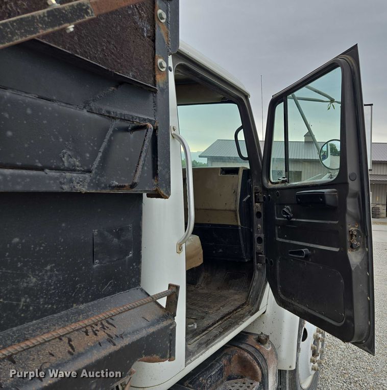image for item EF1561 1993 International 4700 dump truck