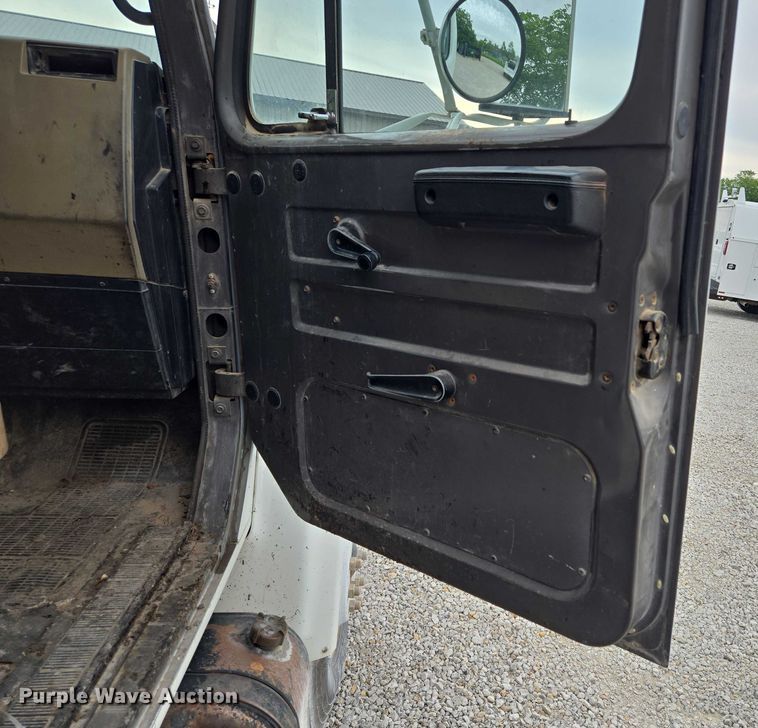 image for item EF1561 1993 International 4700 dump truck