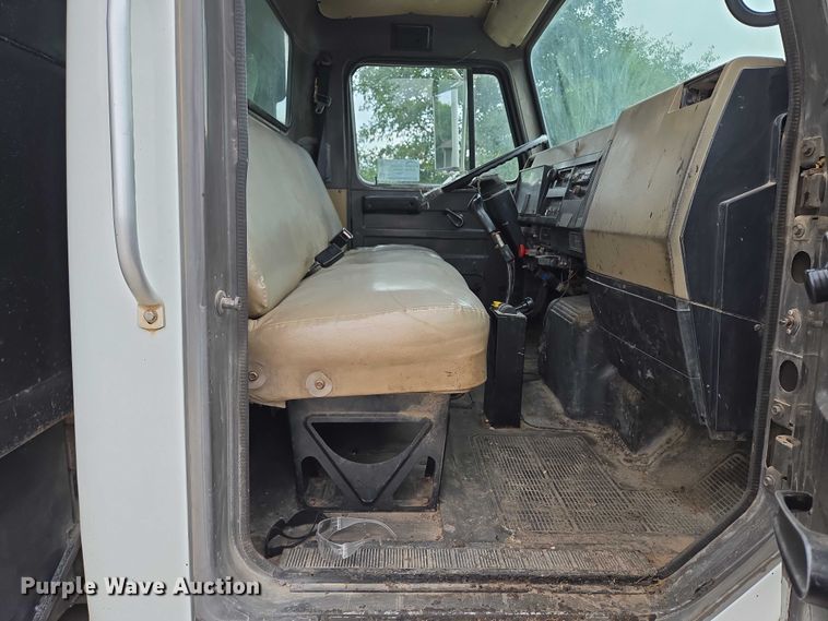 image for item EF1561 1993 International 4700 dump truck