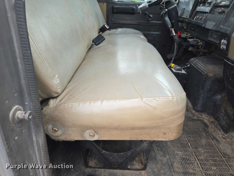 image for item EF1561 1993 International 4700 dump truck