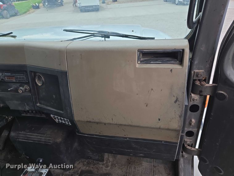 image for item EF1561 1993 International 4700 dump truck