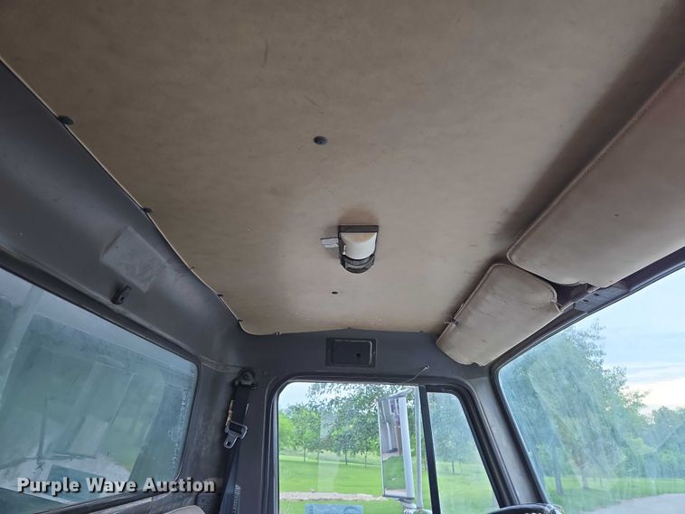 image for item EF1561 1993 International 4700 dump truck