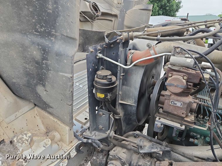 image for item EF1561 1993 International 4700 dump truck