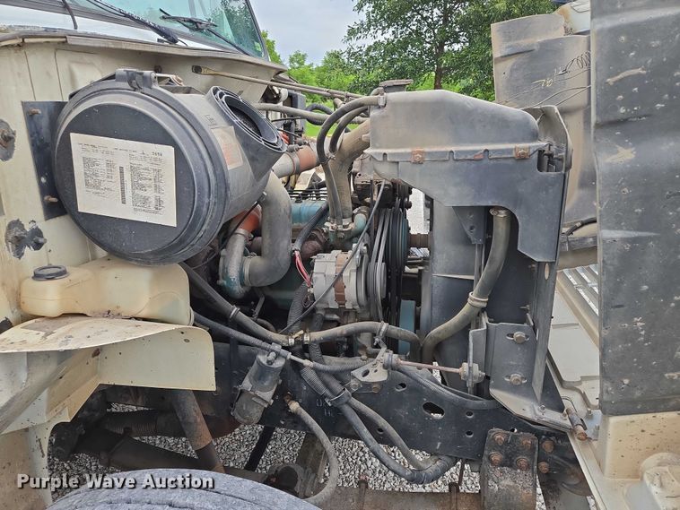 image for item EF1561 1993 International 4700 dump truck