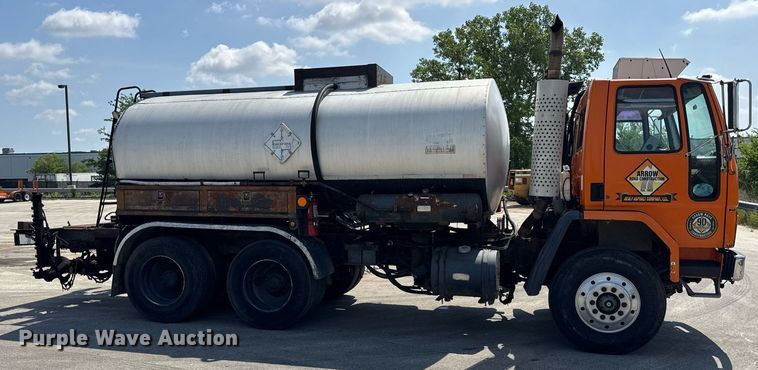 image for item EF2055 1997 Ford CT800 oil distributor truck