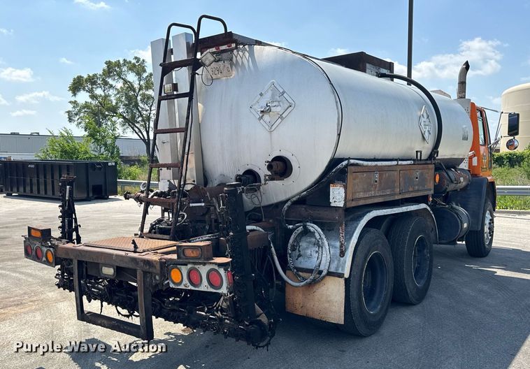 image for item EF2055 1997 Ford CT800 oil distributor truck