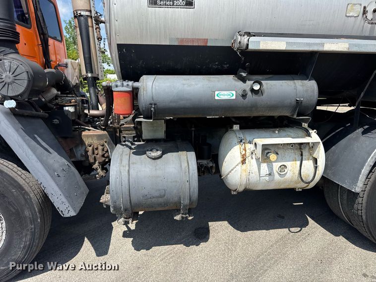 image for item EF2055 1997 Ford CT800 oil distributor truck