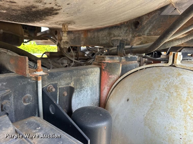 image for item EF2055 1997 Ford CT800 oil distributor truck