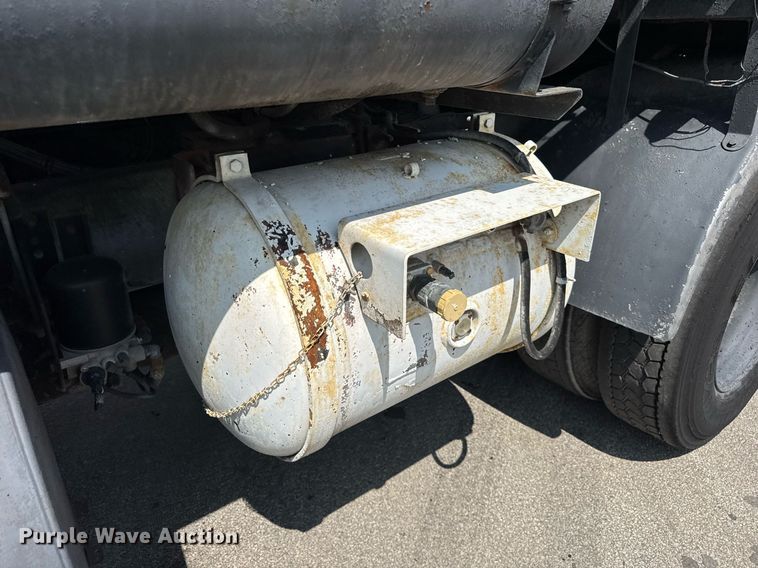 image for item EF2055 1997 Ford CT800 oil distributor truck