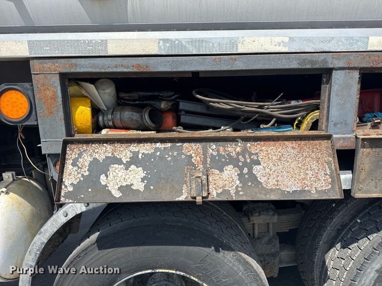 image for item EF2055 1997 Ford CT800 oil distributor truck