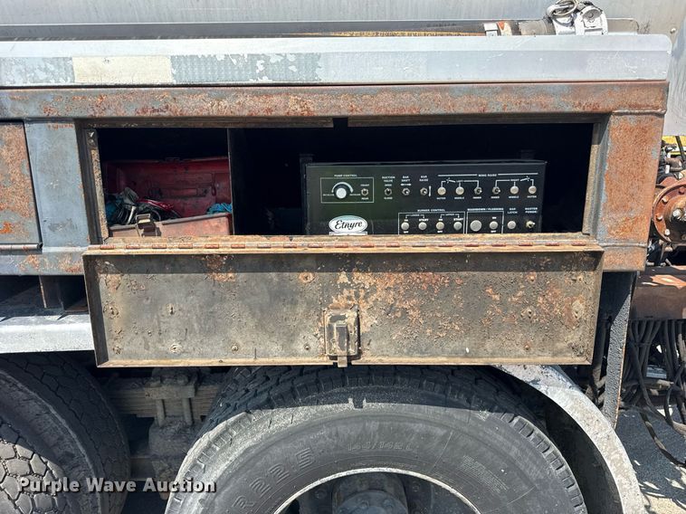 image for item EF2055 1997 Ford CT800 oil distributor truck