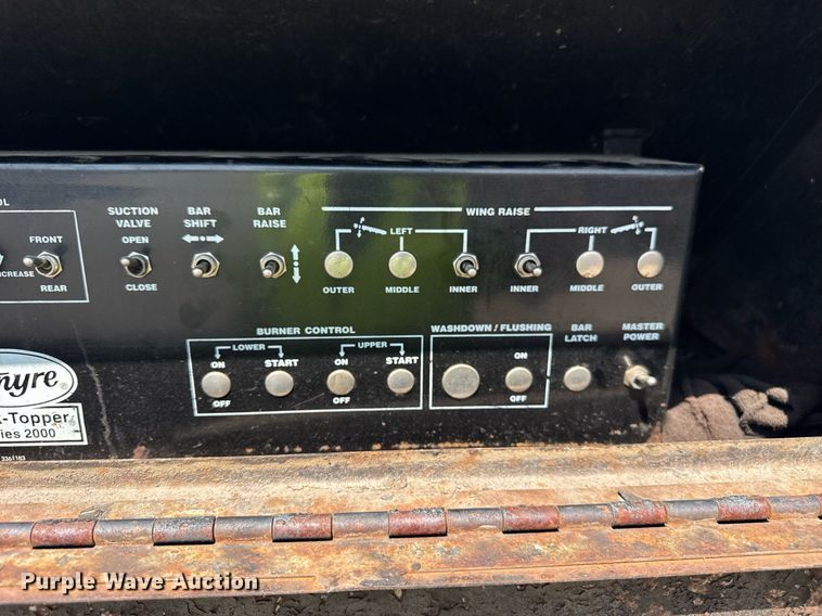 image for item EF2055 1997 Ford CT800 oil distributor truck