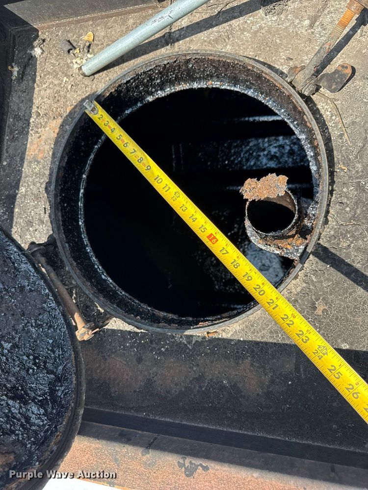 image for item EF2055 1997 Ford CT800 oil distributor truck