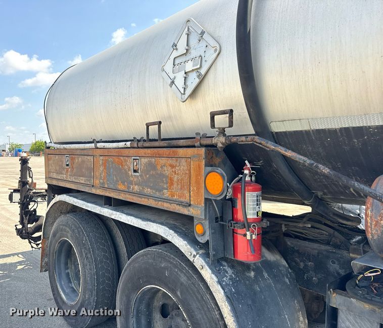 image for item EF2055 1997 Ford CT800 oil distributor truck