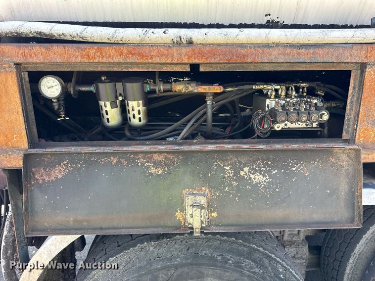 image for item EF2055 1997 Ford CT800 oil distributor truck