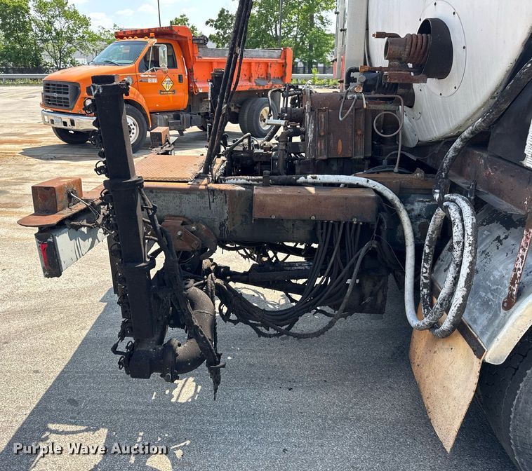 image for item EF2055 1997 Ford CT800 oil distributor truck