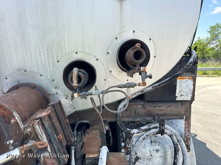 image for item EF2055 1997 Ford CT800 oil distributor truck