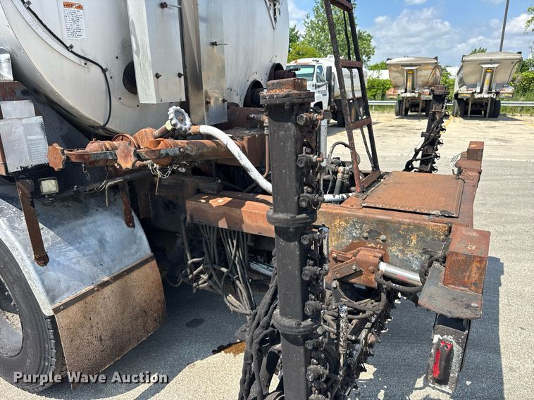 image for item EF2055 1997 Ford CT800 oil distributor truck