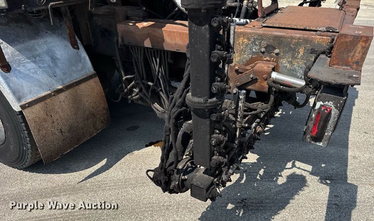 image for item EF2055 1997 Ford CT800 oil distributor truck