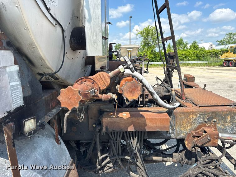 image for item EF2055 1997 Ford CT800 oil distributor truck