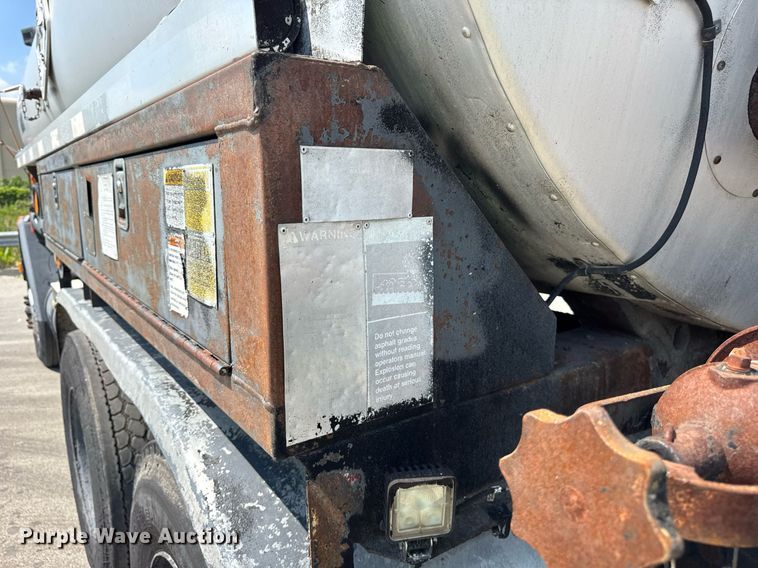 image for item EF2055 1997 Ford CT800 oil distributor truck