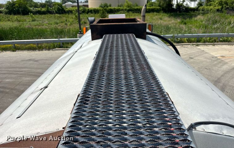 image for item EF2055 1997 Ford CT800 oil distributor truck