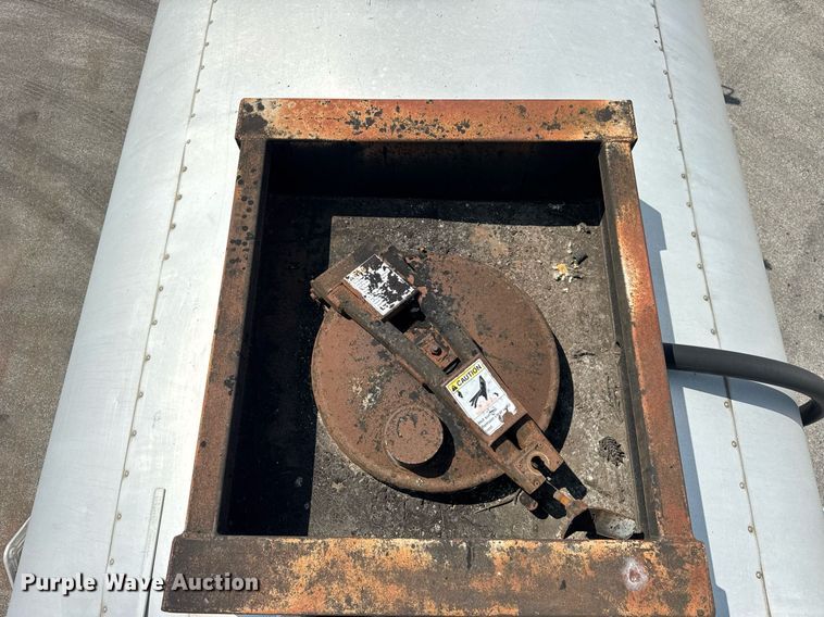 image for item EF2055 1997 Ford CT800 oil distributor truck