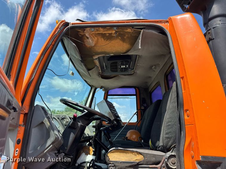 image for item EF2055 1997 Ford CT800 oil distributor truck