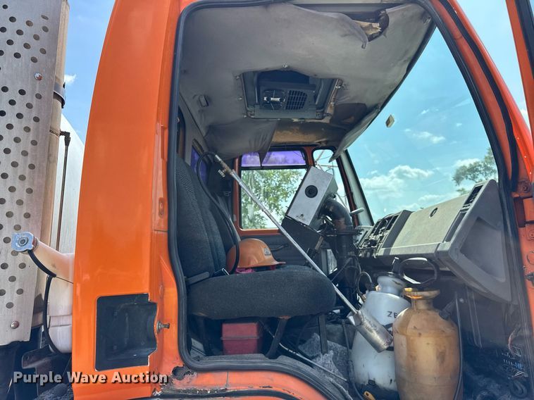 image for item EF2055 1997 Ford CT800 oil distributor truck