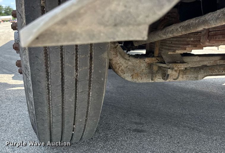 image for item EF2055 1997 Ford CT800 oil distributor truck