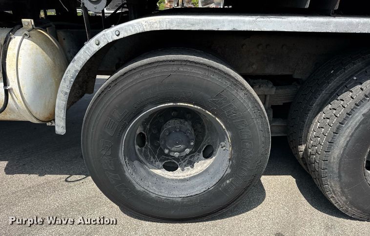 image for item EF2055 1997 Ford CT800 oil distributor truck