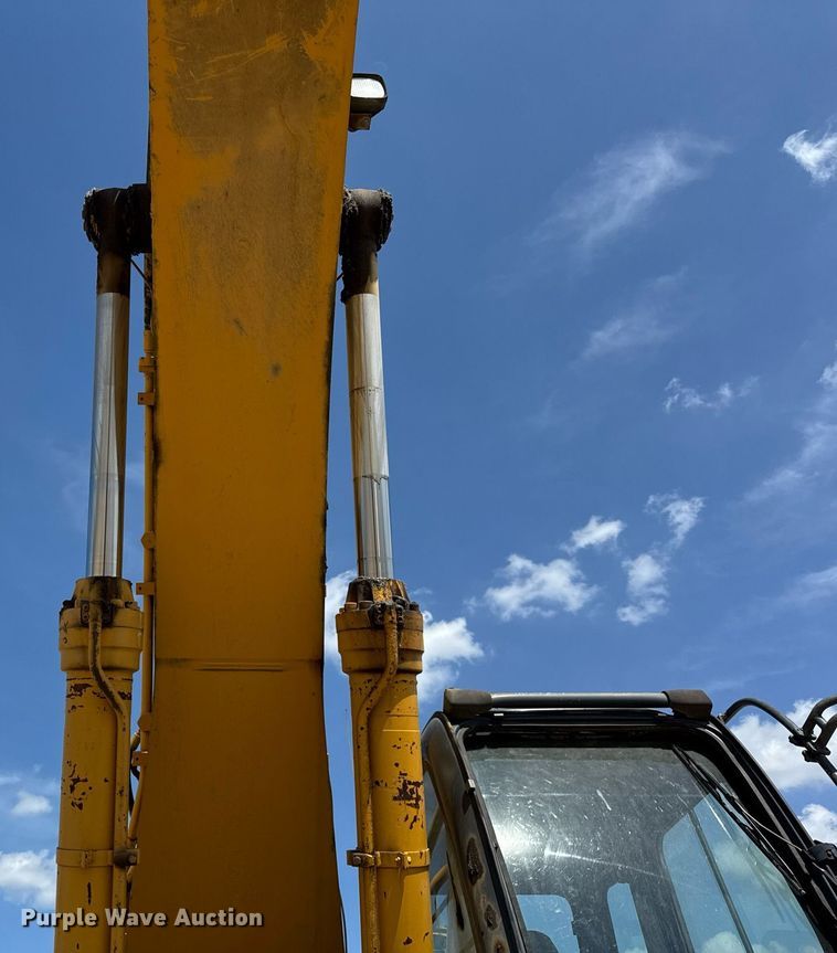 image for item EF2062 2004 John Deere 450C LC excavator