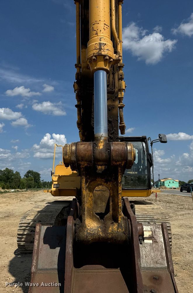 image for item EF2062 2004 John Deere 450C LC excavator