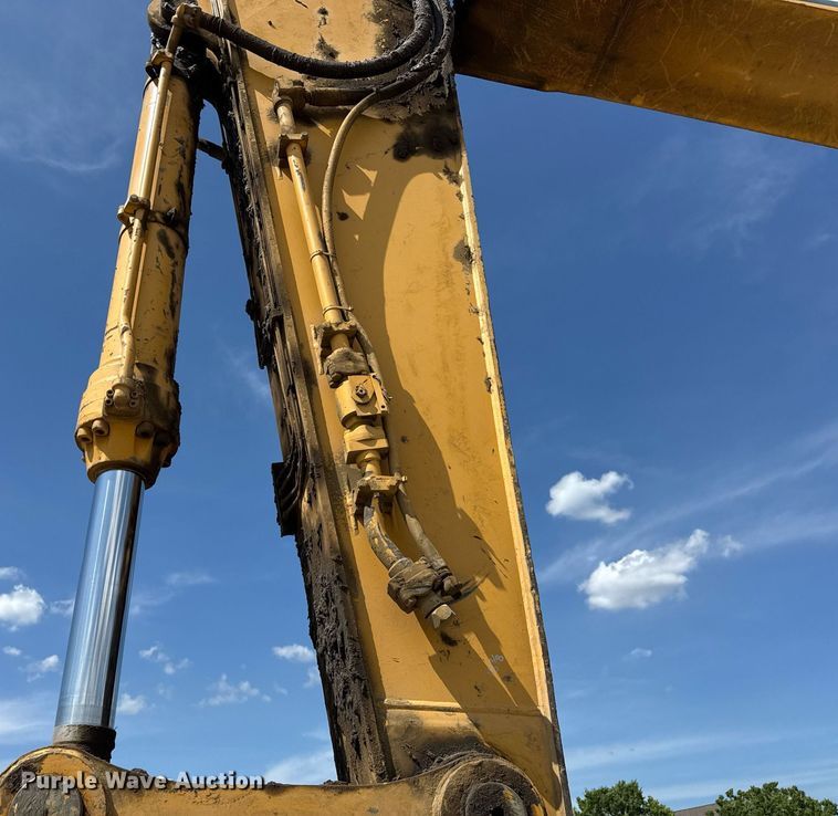 image for item EF2062 2004 John Deere 450C LC excavator