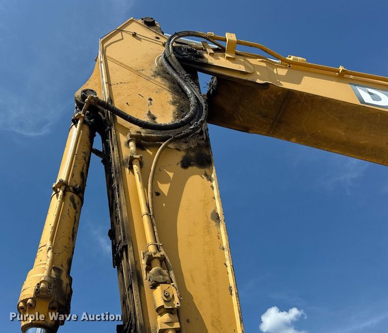 image for item EF2062 2004 John Deere 450C LC excavator