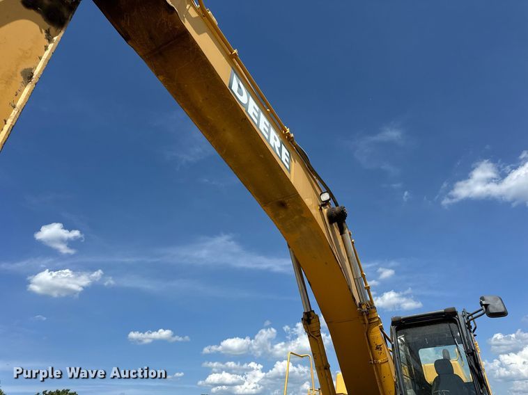 image for item EF2062 2004 John Deere 450C LC excavator