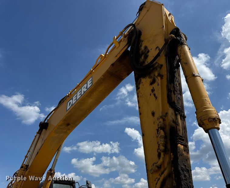 image for item EF2062 2004 John Deere 450C LC excavator