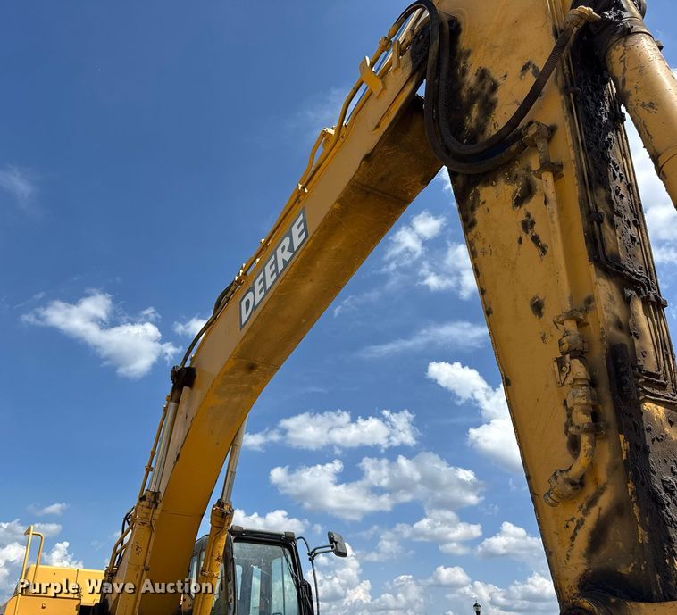 image for item EF2062 2004 John Deere 450C LC excavator